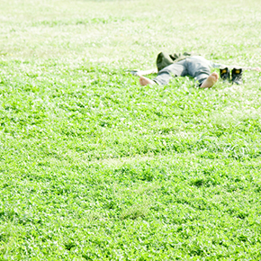 生活習慣病｜芝生で大の字で寝るサラリーマン