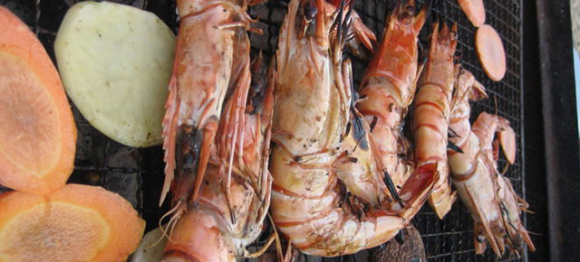 逗子バーベキュー｜鉄板で美味しそうな魚介類を焼く風景
